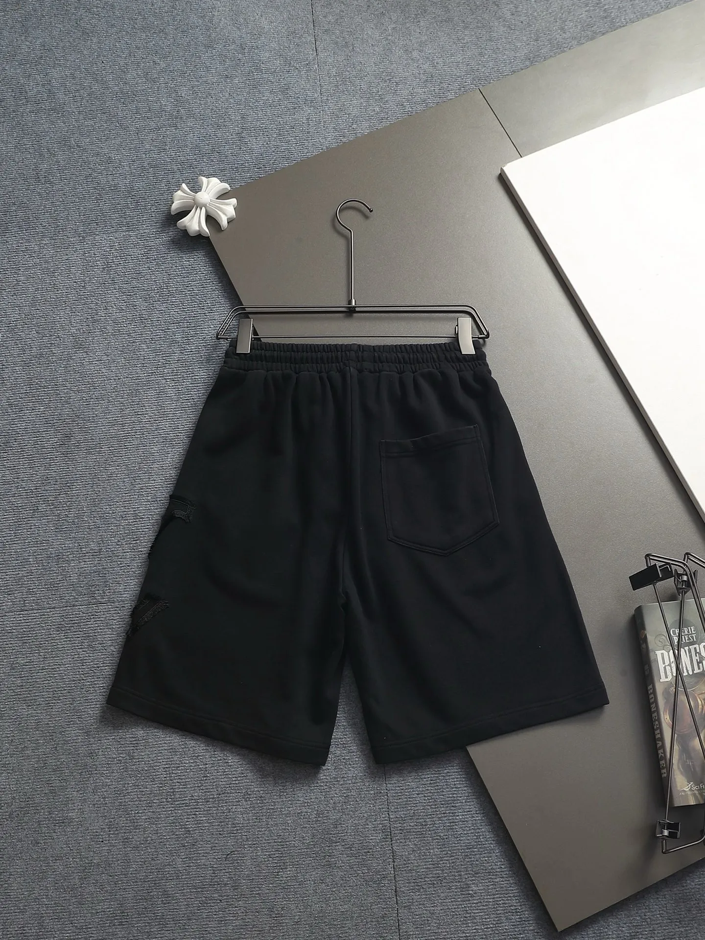 [Higher version] Louis Vuitton/Louis Vuitton 2026SS New Arrival terry shorts, customized fabric using wafer cloth weaving, advanced hand-cut patchwork embroidery technology, tight and three-dimensional version, customized trouser cord hardware with strong texture, smooth, comfortable and Breathable upper body, concave and convex three-dimensional sense, fashionable and casual wear Color: Black White Avocado Color Sizes: S M L XL